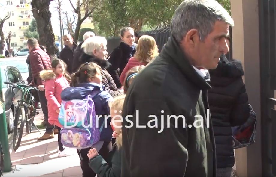 Pezullimi i mësimit, prindërit në Durrës: Do t’i mbajmë fëmijët në shtëpi, s’ka vend për panik (VIDEO)