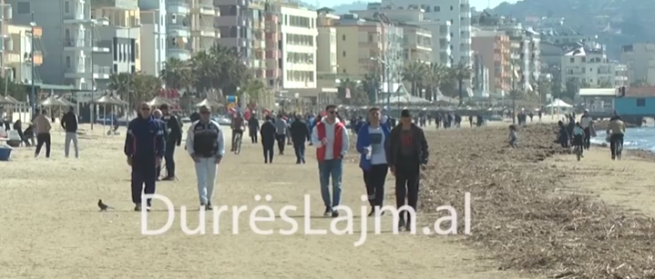 Koronavirusi shënoi viktimën e dytë, por durrsakët nuk zënë mend! Shëtitje në bregdet (VIDEO)