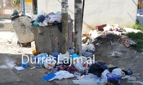 Plehrat në Durrës derdhen sheshit, koshat nuk pastrohen (VIDEO)