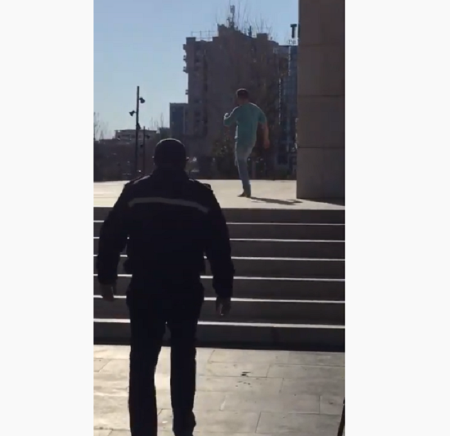 Në kohën e koronavirusit, i riu kërcen në mes të sheshit me muzikë latine (VIDEO)