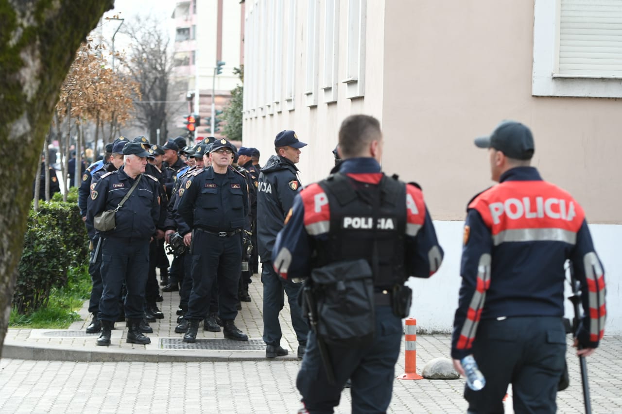Nis grumbullimi i qytetarëve në bulevard, policia rrethon Kryeministrinë