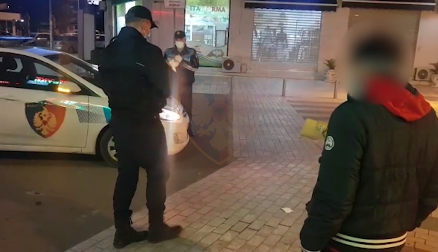 Dolën pas orës 18:00 në qytet, gjobiten 9 persona në Durrës dhe 1 në Tiranë (VIDEO)