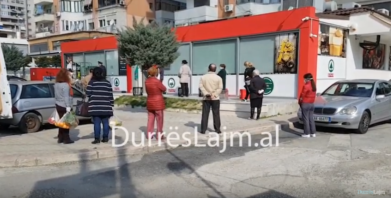 Radhë jashtë supermarketeve në Durrës, angazhohen Policia dhe Ushtria në ndihmë të blerësve (VIDEO)