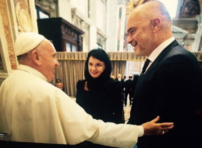 Rama nis ditën me citimin e Papës: Lutuni për të sëmurët, por edhe për autoritetet që duhet të marrin vendime drastike