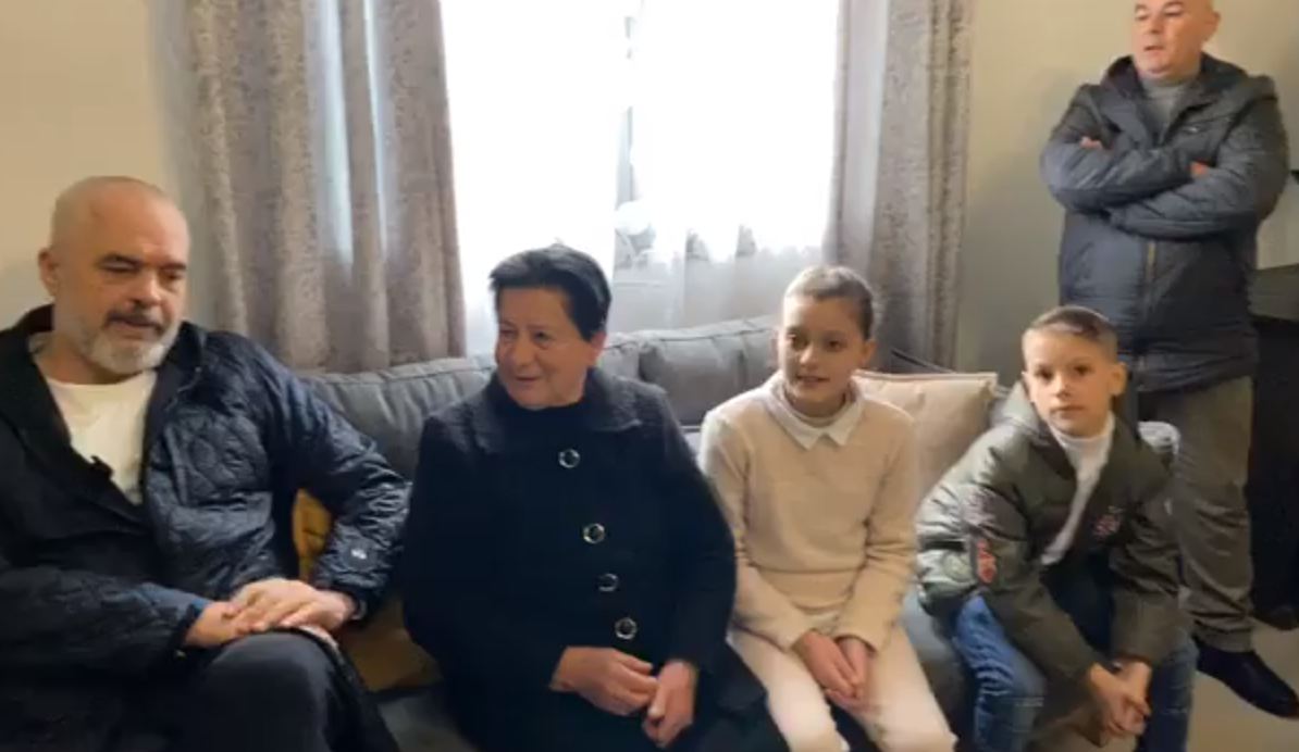 Rama në familjen e prekur nga tërmeti në Maminas: Për Vitin e Ri do bëni “Gëzuar” në shtëpi të re