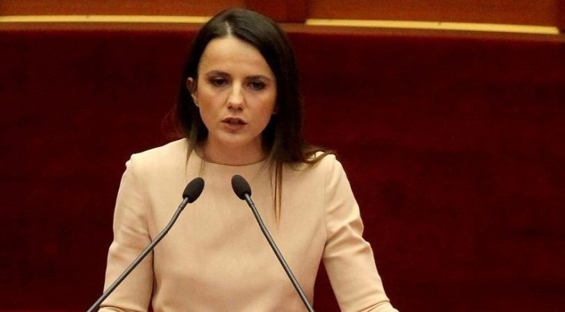 Rudina Hajdari flet hapur në Kuvend: Edhe unë e nëna ime viktima të dhunës