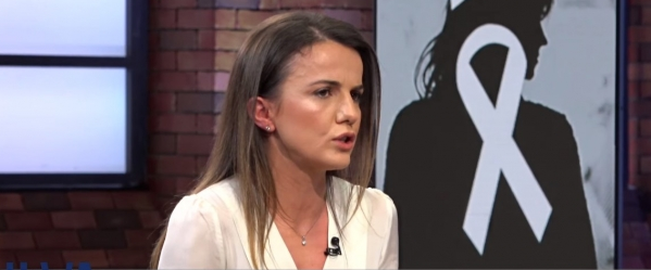 Rudina Hajdari rrëfen dhunën e përjetuar pas vdekjes së të atit