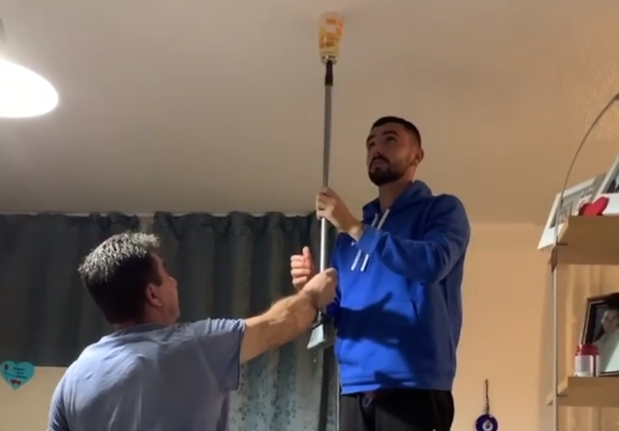 Sfida e radhës, mbrojtësi i Teutës lë babain duke mbajtur gotën në tavan