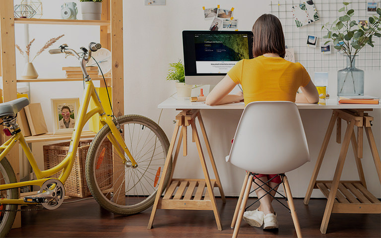 Si të punoni nga shtëpia dhe në të njëjtën kohë të kujdeseni për fëmijët