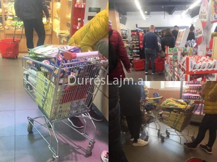 Frika nga koronavirusi, nis dyndja e qytetarëve në supermarketet e Durrësit (FOTO+VIDEO)