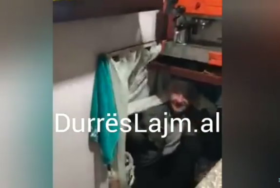 Fshihen ku të munden në lokal për një kafe, i kap mat policia (VIDEO)