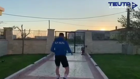 Të izoluar në shtëpi prej koronavirusit, futbollisti i Teutës mesazh me stërvitje për qytetarët