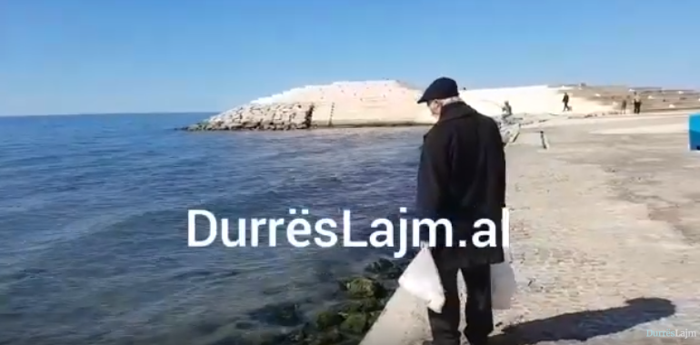 Të moshuarit në Durrës nuk i tremben koronavirusit dhe apelit të Ramës (VIDEO)