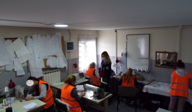 Të burgosurat në Lipjan fillojnë prodhimin e maskave kirurgjikale