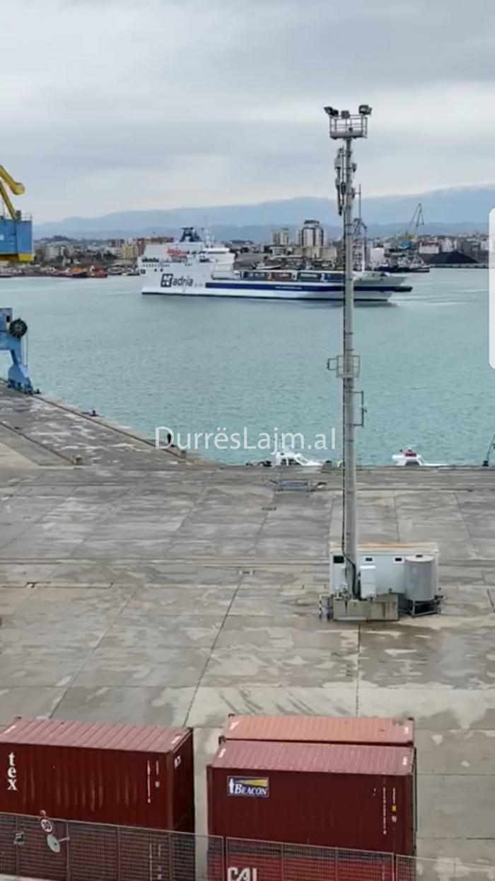 Dy tragete me 140 kamionë u ankoruan sot në portin e Durrësit (VIDEO)