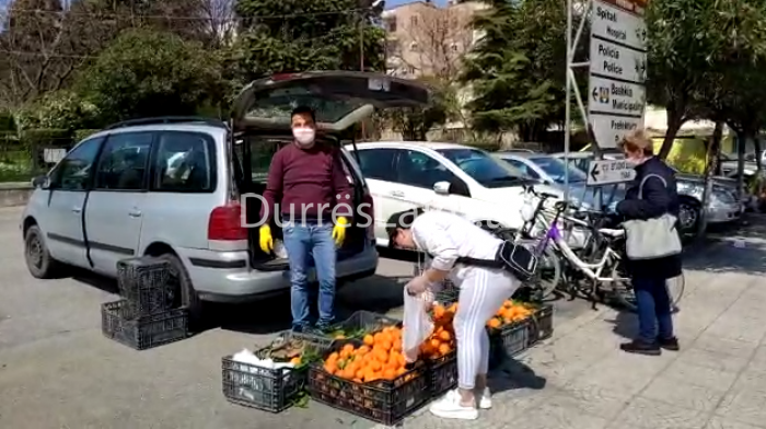 Tregtarët në Durrës transferohen në pikat e lejuara, mund të tregtojnë vetëm fruta e perime