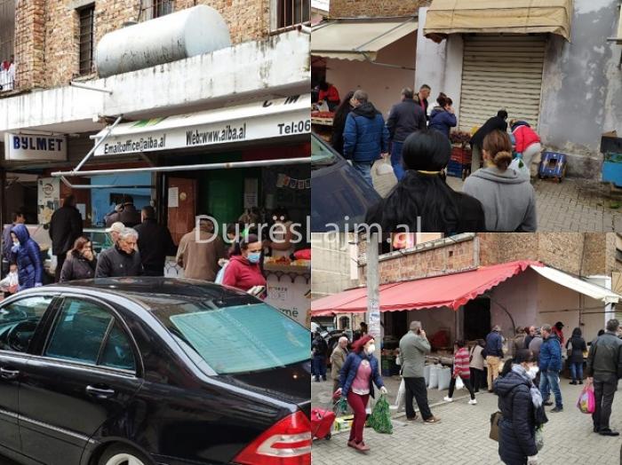 “Orët e lirisë”, tregu i fruta-perimeve në Durrës plot me njerëz (FOTO)