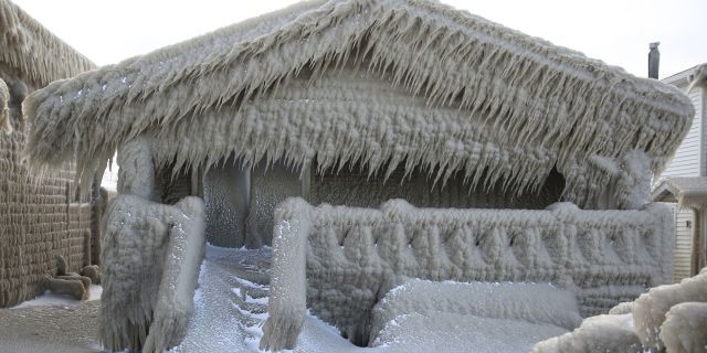 Banorët kur zgjohen gjejnë shtëpitë e mbuluara nga akulli