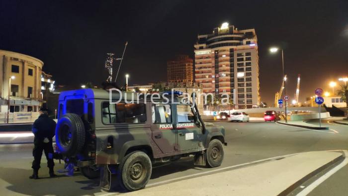 Ushtria zbarkon në Durrës, postblloqe në rrugët kryesore (FOTO)