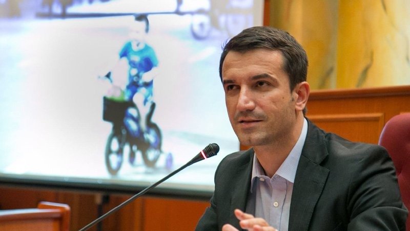 Veliaj: Qytetarët të qëndrojnë në shtëpi, ndërpritet edhe transporti urban