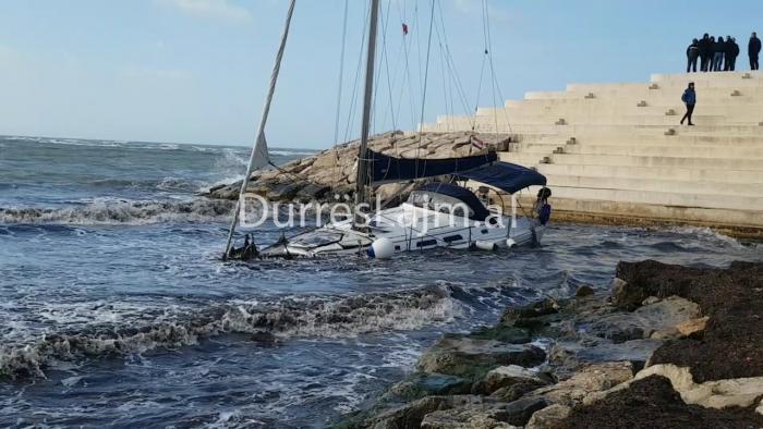 Peripecitë e velierës “Tiara”, përmbytet pas 5 ditësh e bllokuar te Sfinksi (VIDEO)