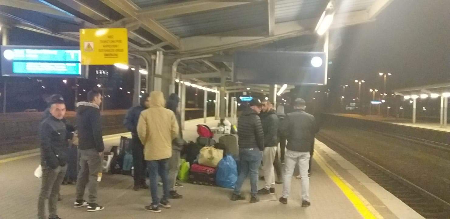 Firma që do i punësonte i la në mes të rrugës, 30 shqiptarë të bllokuar në Poloni, e kalojnë natën në stacionin e trenit