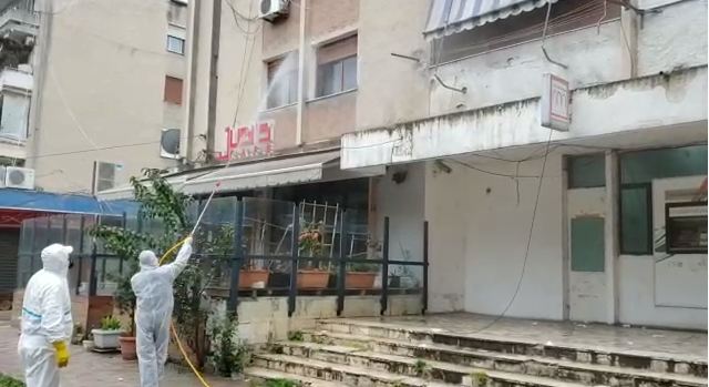 Dezinfektohet pallati ku banon familja e dyshuar me koronavirus
