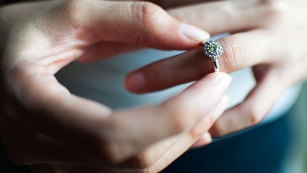 Paralajmërimi i ekspertëve: Nëse keni unazë në gisht, mund të lejojë lulëzimin e baktereve