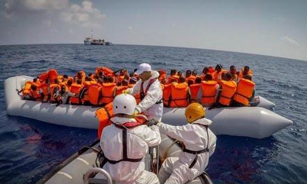 Përplaset dhe fundoset anija me 193 emigrantë në Greqi, shpëtojnë të gjithë!