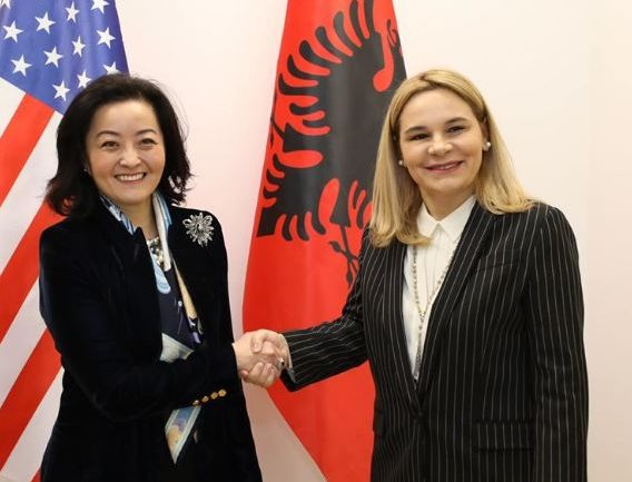 Ambasadorja e SHBA-së takon Monika Kryemadhin