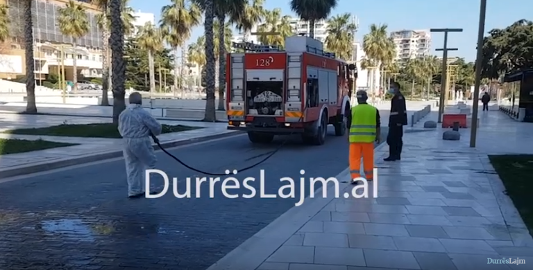 Bashkia e Durrësit vijon dezinfektimin e rrugëve dhe mjediseve publike (VIDEO)