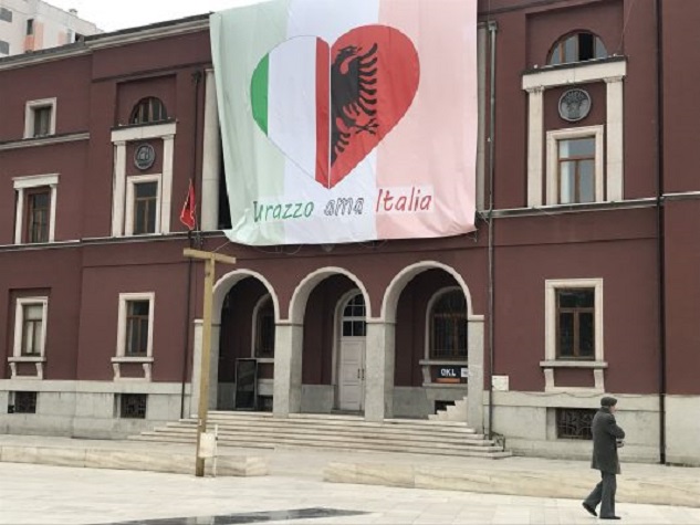 Dy flamuj nën të njëjtën krizë: Sfidat e italianëve që jetojnë në Shqipëri