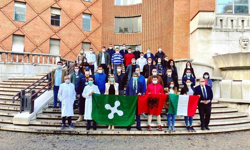 Festuan me muzikë dhe alkool në hotel/ Gjobiten 10 infermierë e mjekë shqiptarë që shkuan me mision në Itali