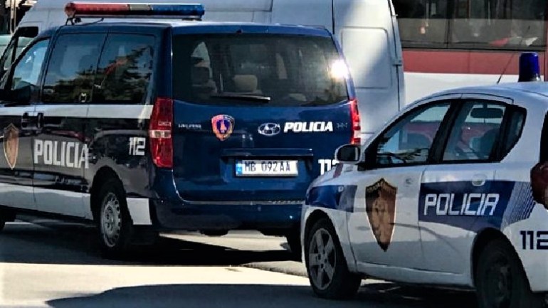 Policia i gjen jashtë banesës, gjobiten 3 persona me 700 mijë lekë për thyerje karantinimi