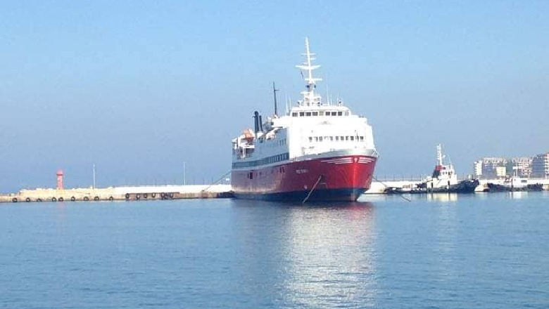 Do të ankorohej në portin e Vlorës, trageti mbetet pezull në Brindisi pas urdhrit të ministrisë