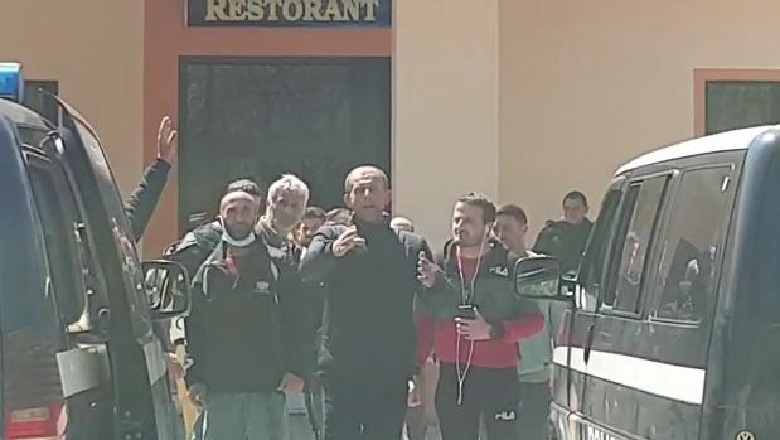 “Unë 5 mijë lekë kam në xhep”, emigrantët protestë në Pogradec: Ambasada na tha që hotelin e ka shteti, s’kemi të hamë