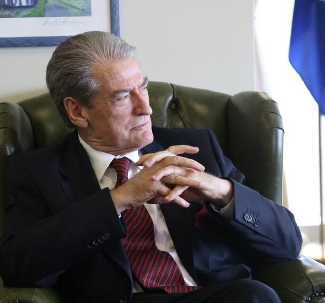 Berisha akuza Ramës, këshilla qytetarëve: Mos dilni pa maska, bëjini vetë në shtëpi nëse nuk gjeni