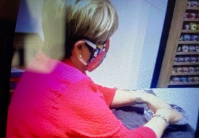 Kryebashkiakja filmohet duke rregulluar thonjtë në një sallon bukurie, fotot ia nxjerrin në internet