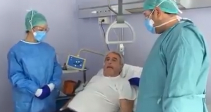 Po i shërbejnë prej ditësh, italiani me COVID-19 i shpreh mirënjohjen infermierëve shqiptarë