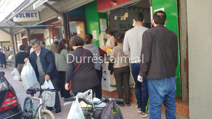 A ia vlen izolimi total i fundjavës?! Qytetarët në Durrës dynden të hënën të gjithë në treg (VIDEO)