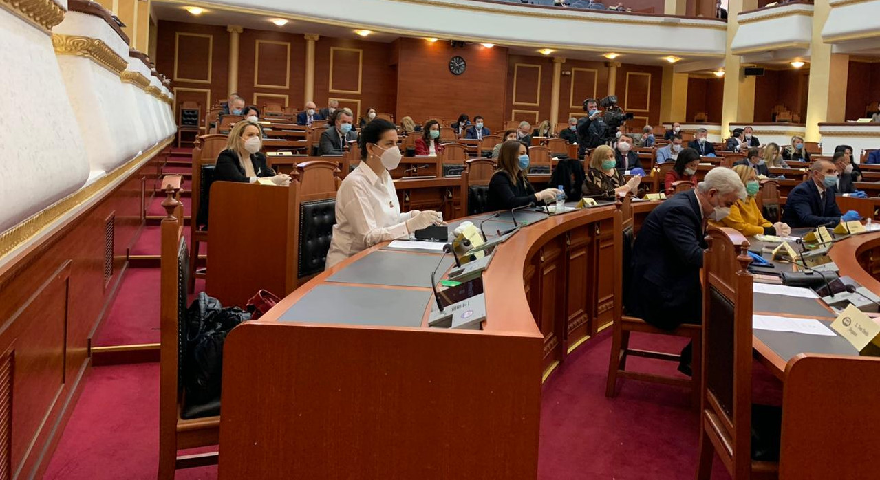 Deputetët sot në Kuvend me maska e doreza! 12 pika në rend dite, për COVID- 19 vetëm zgjatja e Fatkeqësisë Natyrore