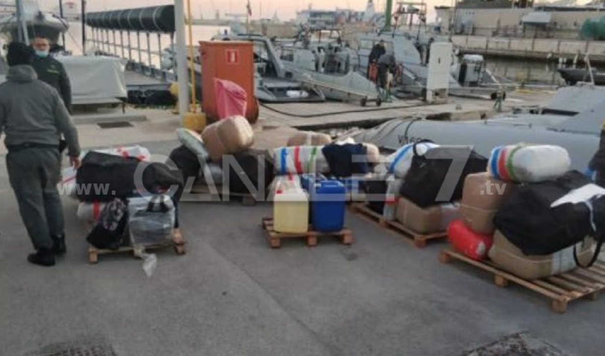 Kapen 900 kg drogë në Itali, mediet vendase: Ngarkesa u nis nga Shqipëria, 2 në pranga