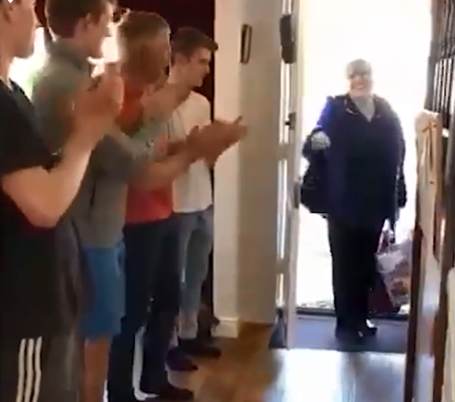 Kthehet nga spitali pas pune, infermierja surprizohet nga familjarët e saj (VIDEO)