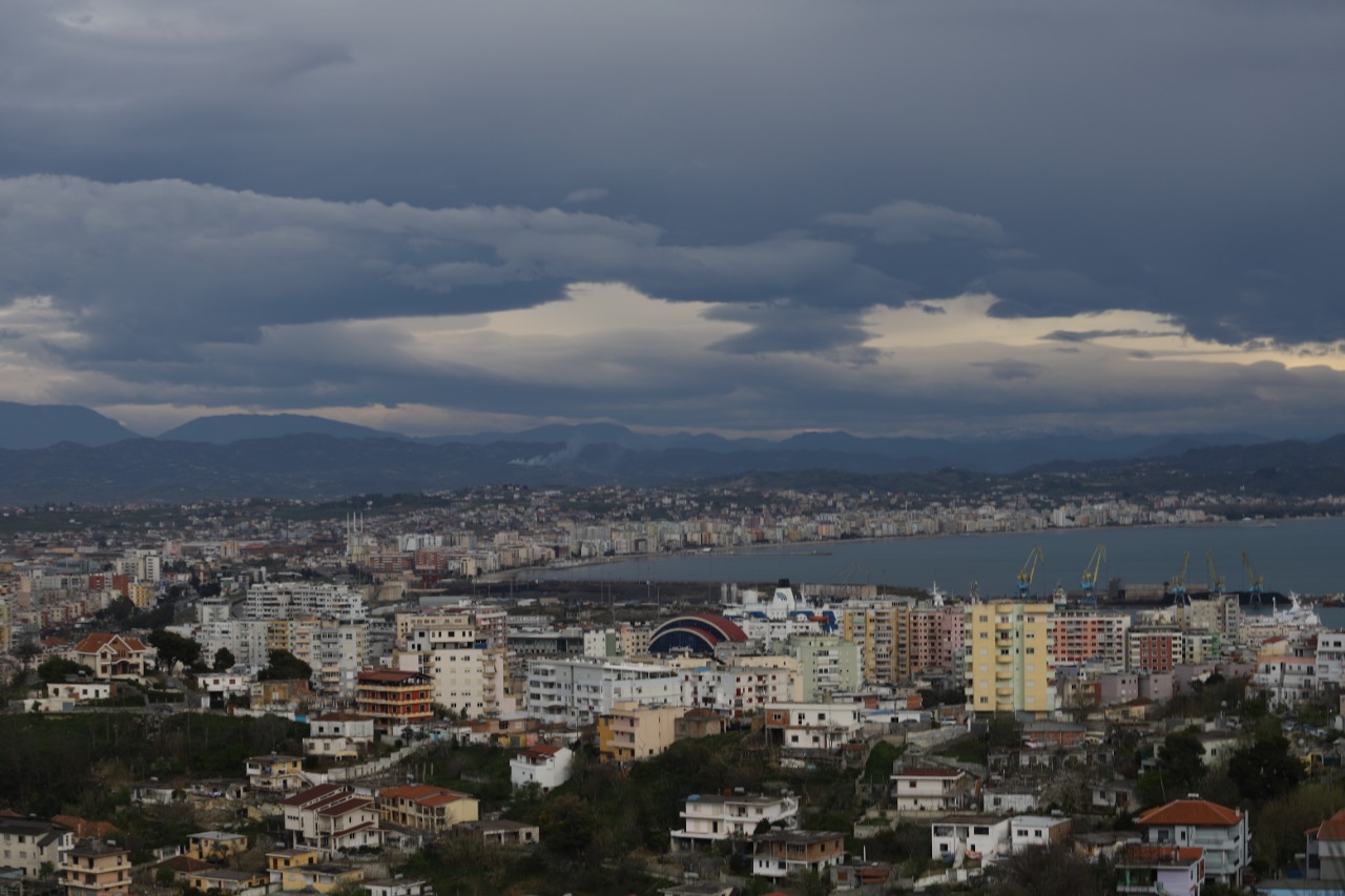 FOTOLAJM/ Durrësi i parë nga KodërVila, largimi i smogut ofron një pamje fantastike