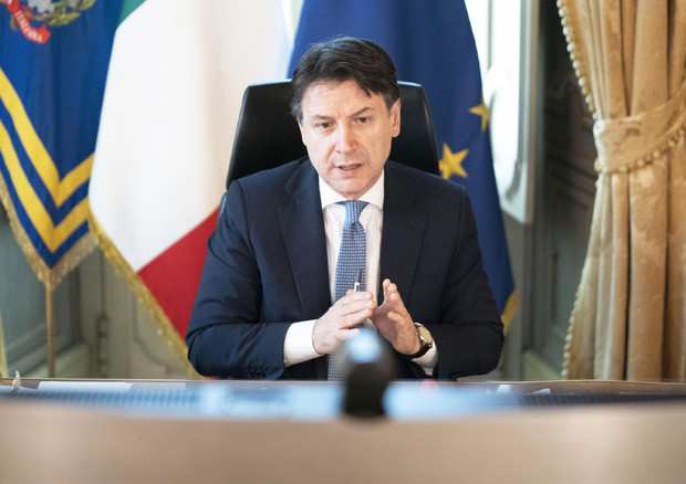 Conte flet për hapjen e Italisë dhe rikthimin gradual në normalitet. Ja kur do të hapen shkollat