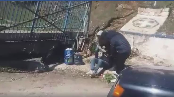 Një nga shqiptarët e bllokuar në Kapshticë transportohet në spital, PD: Ky është krim!