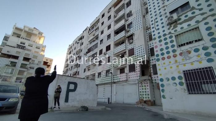 Lagjja nr.4 në Durrës, ndalesa e rradhës e “Koncert në karantinë” (FOTO)