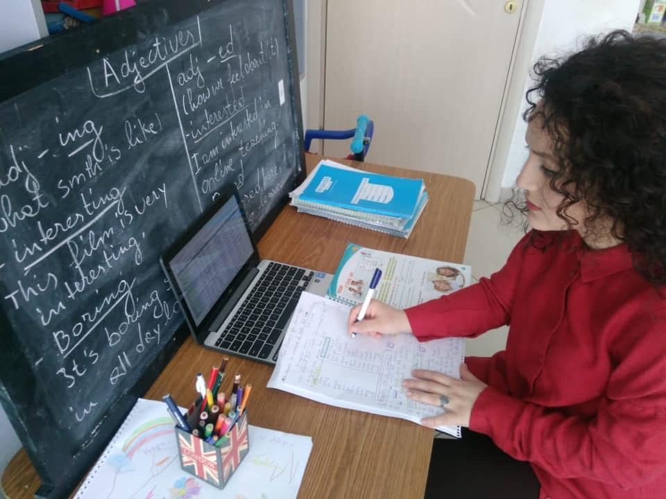 Ministrja publikon fotot e mësuesve që punojnë online: Të angazhuar që nxënësit të mos ngelin mbrapa