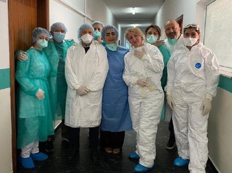 Basha mesazh falënderimi për personelin shëndetësor: Bashkë do ta fitojmë këtë betejë!