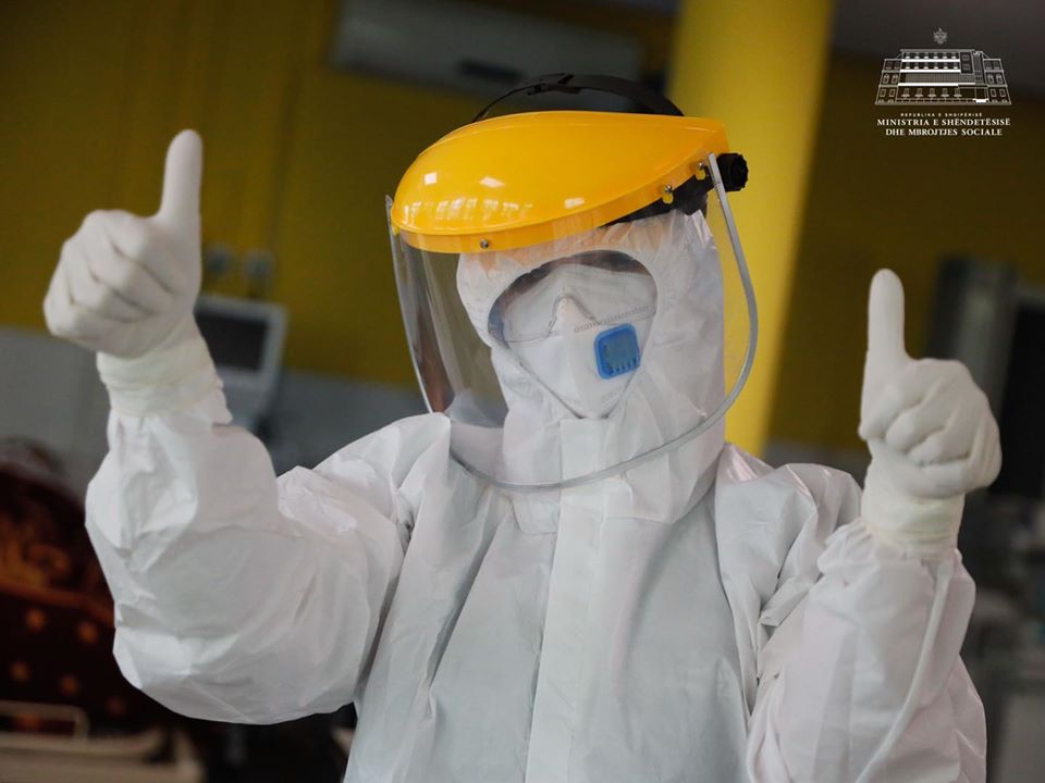 Shërohet një tjetër infermiere e infektuar, Manastirliu: Çdo punonjës është aset i çmuar për ne!